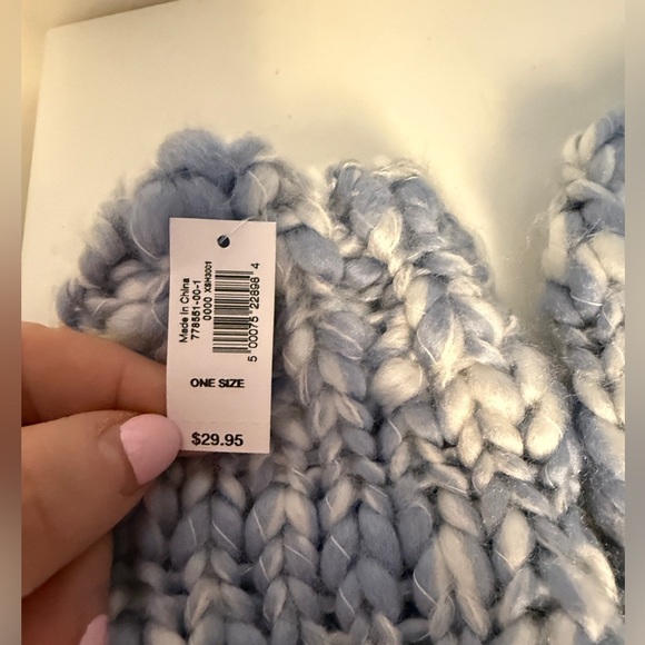 GAP Blue And White Chunky Knit Gloves Mittens NWT - Picture 2 of 3